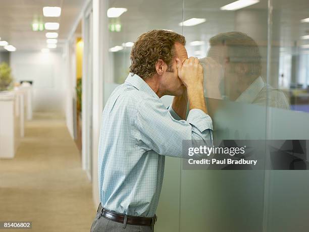businessman peering into conference room - suspicion 個照片及圖片檔