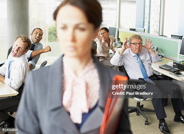 hommes d'affaires faisant face au patron au bureau - taquiner photos et images de collection