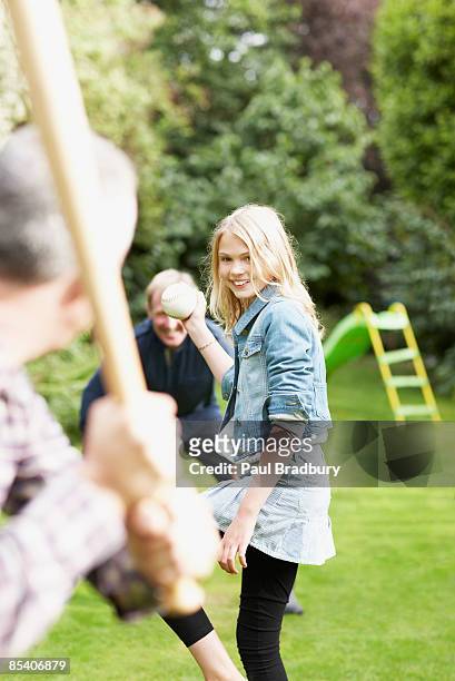 familie spielen baseball im garten - backyard baseball stock-fotos und bilder