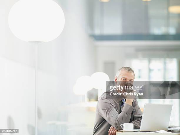 geschäftsmann arbeiten am laptop im café - sitting drinking coffee man stock-fotos und bilder