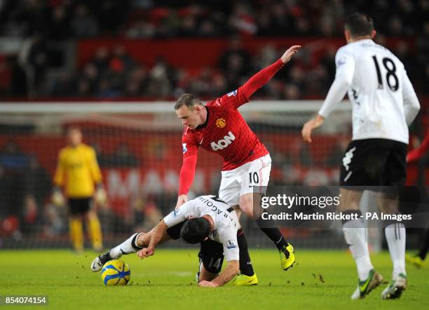Manchester United's Wayne Rooney and Fulham's Giorgos Karagounis battle for the ball
