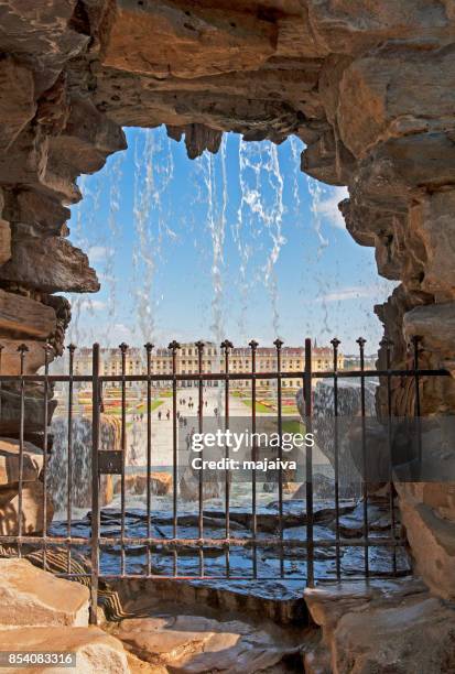 brunnen-blick auf das schloss schönbrunn - majaiva stock-fotos und bilder