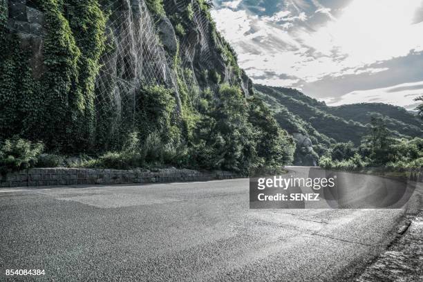 road through mountains, beijing, china - mountain road - fotografias e filmes do acervo