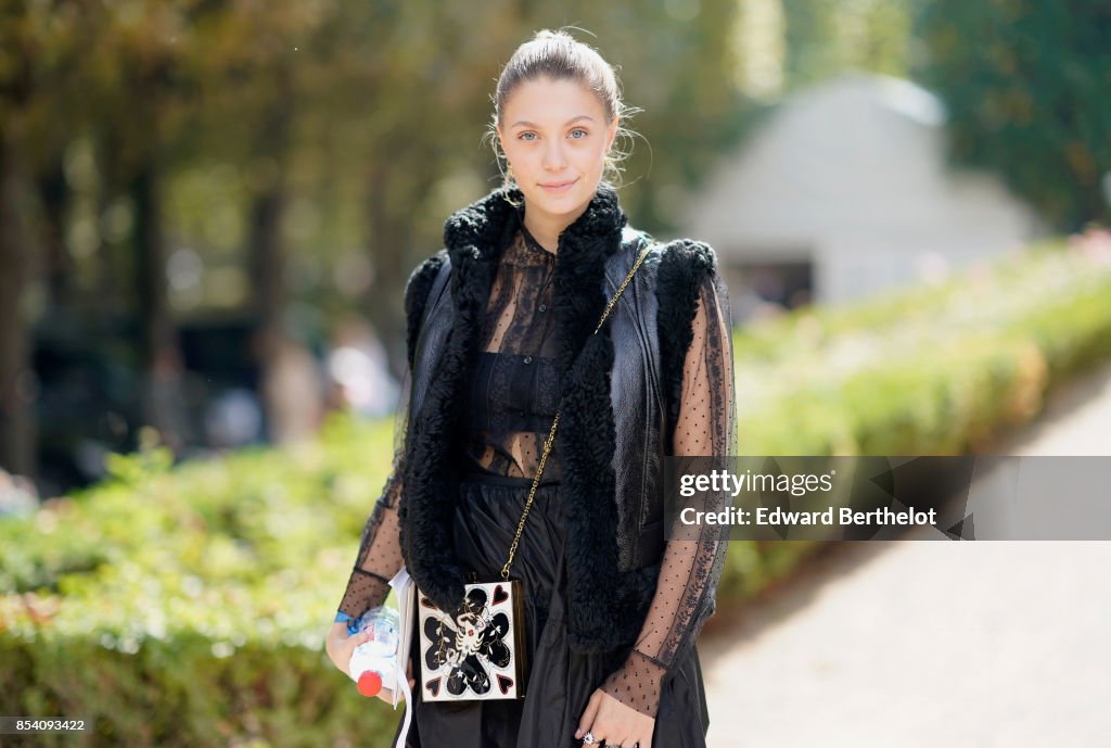 Christian Dior : Outside Arrivals  - Paris Fashion Week Womenswear Spring/Summer 2018