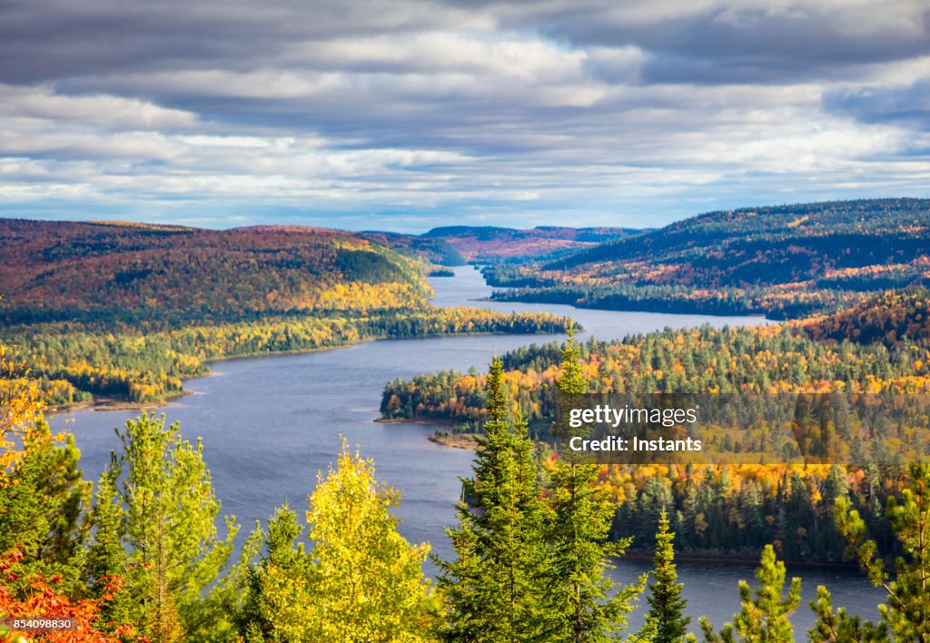 Queda de cores na La Mauricie National Park, com o lago Wapizagonke e sua Île aux pinos (Pine Island), em Quebec, Canadá.