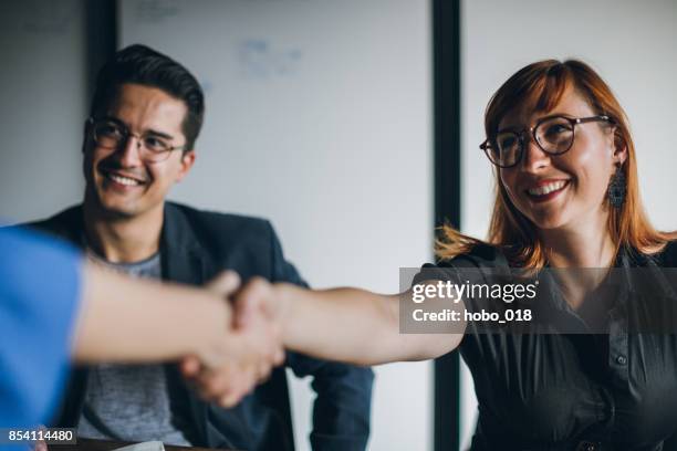 congratulazioni, sei il nostro nuovo dipendente - recruiter foto e immagini stock