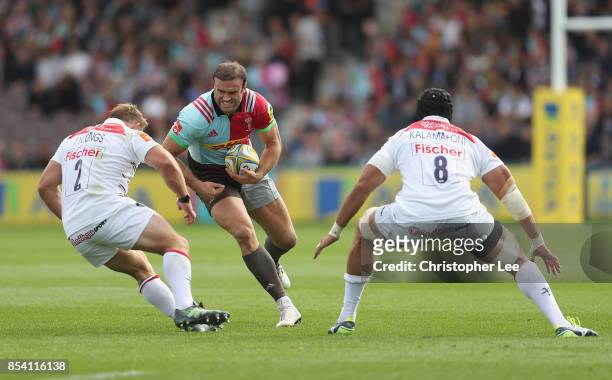 Jamie Roberts of Harlequins takes on Tom Youngs of Leicester Tigers and Sione Kalamafoni of Leicester Tigers during the Aviva Premiership match...