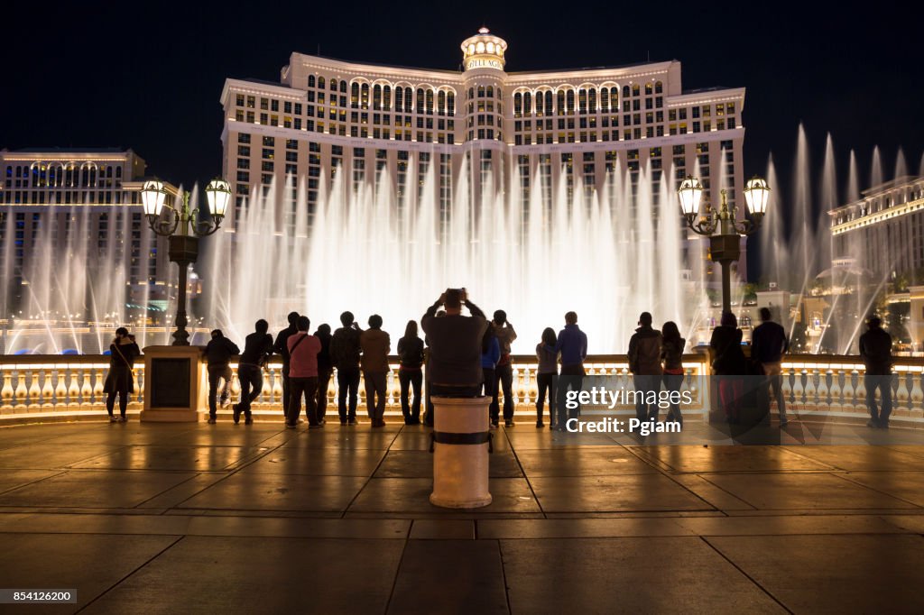 La gente guarda lo spettacolo della fontana al Bellagio Hotel di Las Vegas Nevada