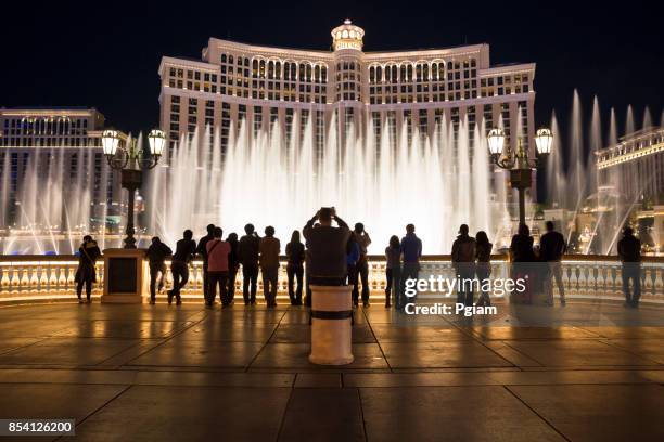 people watch the fountain show at the bellagio hotel in las vegas nevada - las vegas fountain stock pictures, royalty-free photos & images