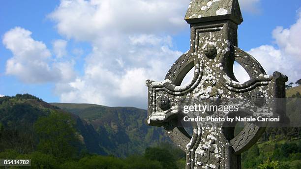 glendalough - cruz celta imagens e fotografias de stock