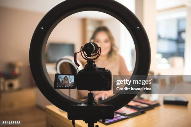 vlogger make-up doen - fotografie benodigdheden stockfoto's en -beelden