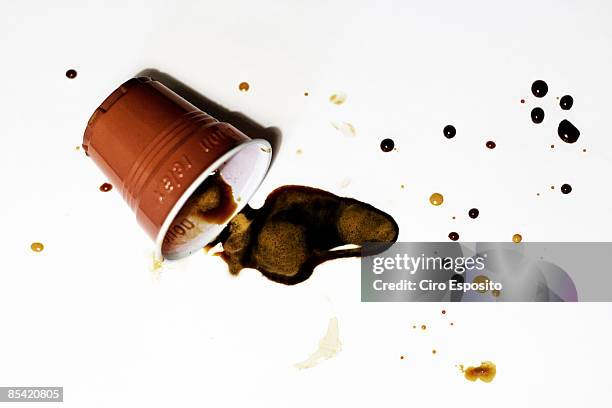 disposable cup - verschütten stock-fotos und bilder