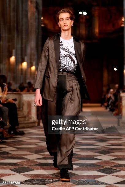 Model presents a creation for Koche during the women's 2018 Spring/Summer ready-to-wear collection fashion show in Paris, on September 26, 2017. /...