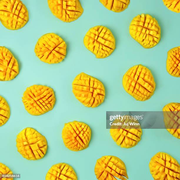 sliced mangos in polka dot pattern - miranda kerr new face of mango stockfoto's en -beelden