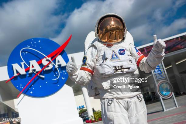 astronaut pak in cape canaveral florida usa - ruimtehelm stockfoto's en -beelden