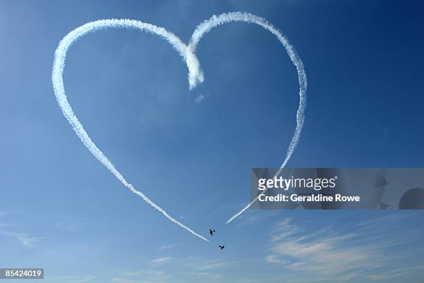 a love heart - trace avion ciel photos et images de collection