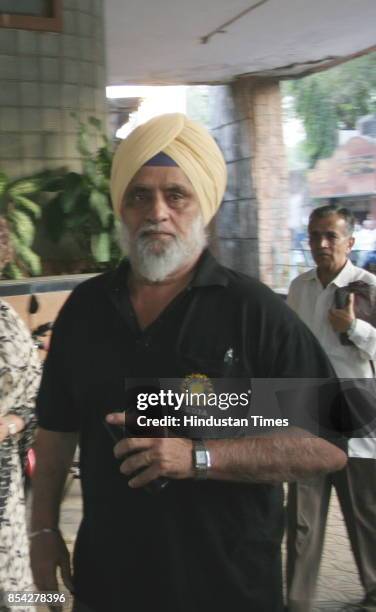 Bishen Singh Bedi at the funeral of former cricketer Hanumant Singh at Chandanwadi crematorium.