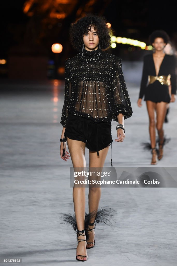 Yves Saint Laurent : Runway - Paris Fashion Week Womenswear Spring/Summer 2018