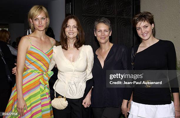 Amber Valletta, Lesley Ann Warren, Jamie Lee Curtis and daughter Anne