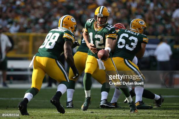 Aaron Rodgers of the Green Bay Packers hands the ball off to Ty Montgomery in the second quarter against the Cincinnati Bengals at Lambeau Field on...