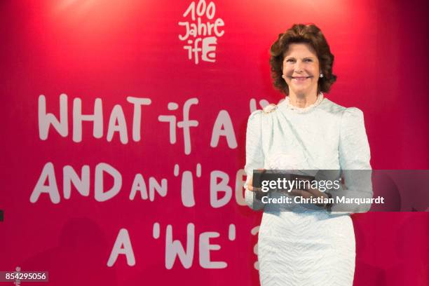 Queen Silvia holds the Theodor Wanner Trophy after it was awarded to her during the Theodor Wanner Award 2017 on September 26, 2017 in Berlin,...