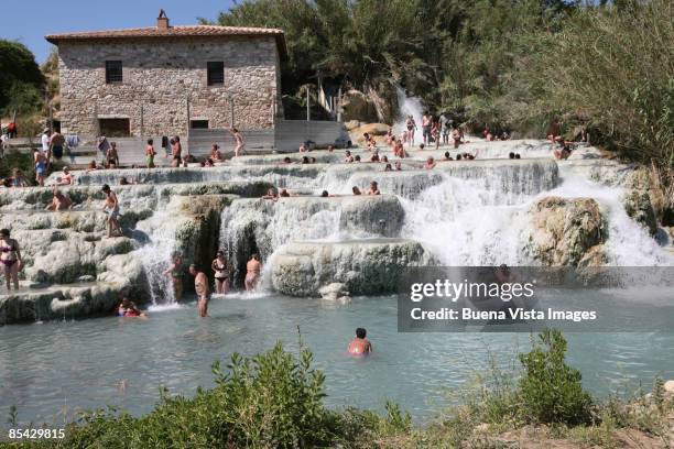 italy. tuscany. saturnia. - piscine thermale photos et images de collection