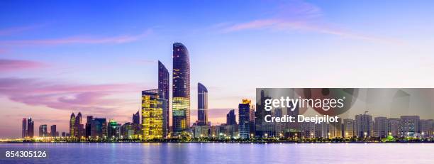 skyline van abu dhabi in schemerlicht, verenigde arabische emiraten - abu dhabi stockfoto's en -beelden