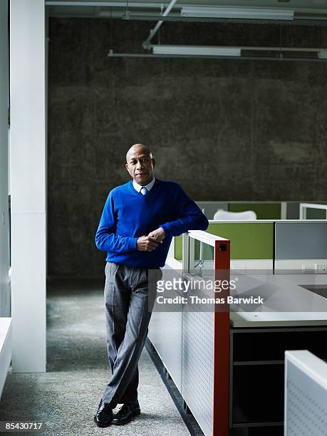 businessman leaning on workstation - luta fysisk ställning bildbanksfoton och bilder