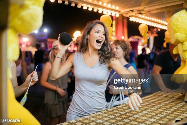 plezier op vechtpartij spel - traveling carnival stockfoto's en -beelden