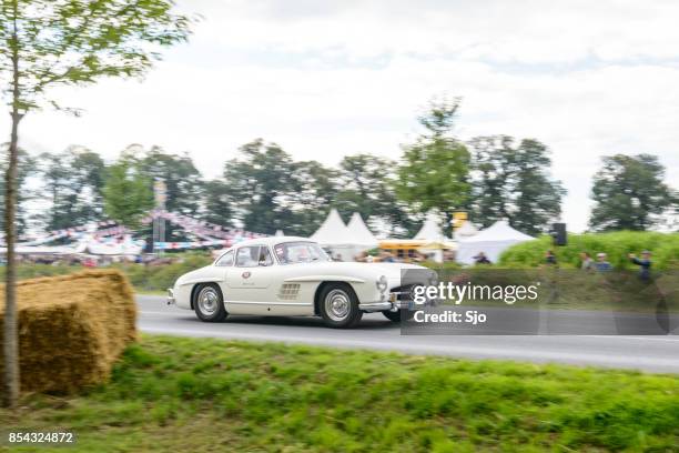 mercedes-benz 300sl flügeltürer cabrio klassiker-sportwagen fahren - mercedes benz 300sl gullwing stock-fotos und bilder