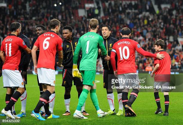 Manchester United goalkeeper David De Gea shakes hands with Liverpool's Luis Suarez before the match