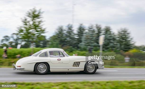 梅賽德斯-賓士 300sl 鷗翼可轉換經典跑車駕駛 - mercedes benz 300sl 個照片及圖片檔