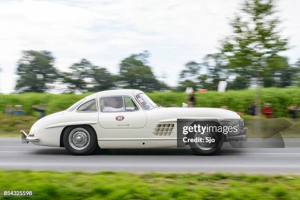 mercedes-benz 300sl flügeltürer cabrio klassiker-sportwagen fahren - mercedes benz 300sl gullwing stock-fotos und bilder