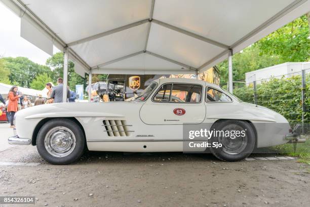 mercedes-benz 300sl flügeltürer cabrio sportwagen-klassiker - mercedes benz 300sl gullwing stock-fotos und bilder