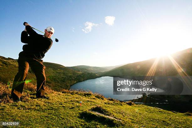 man playing golf at sunset - verwaltungsbezirk county wicklow stock-fotos und bilder