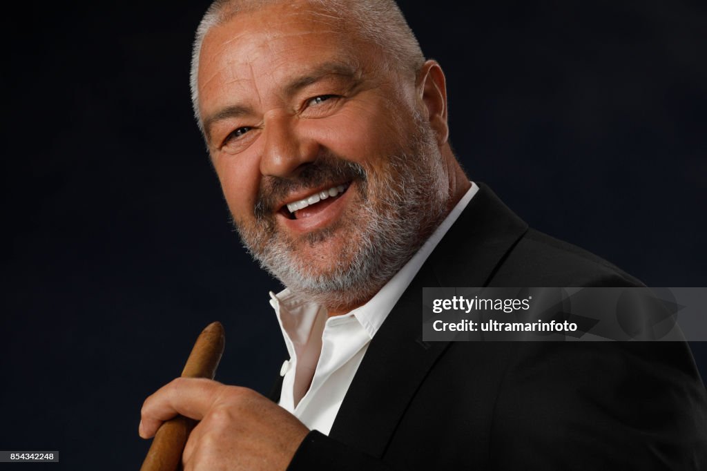 Baard houding man met Cubaanse sigaar roken individualiteit portret