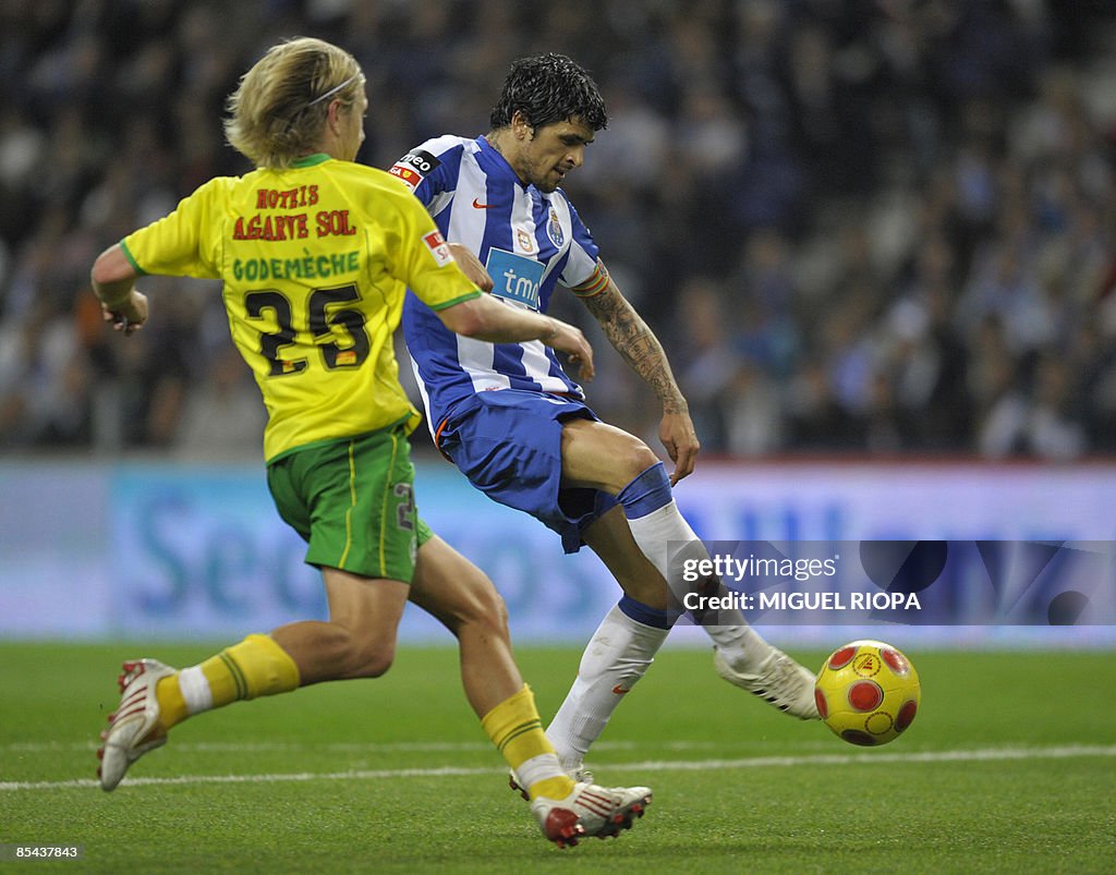 FC Porto's Argentinian Lucho Gonzalez (R