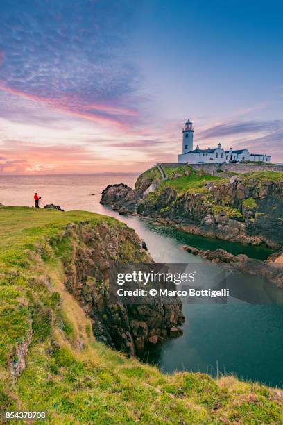 photographer at fanad head lighthouse, donegal, ireland. - condado de donegal fotografías e imágenes de stock