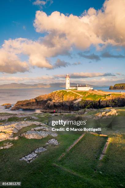 fanad head lighthouse, donegal, ireland. - condado de donegal fotografías e imágenes de stock