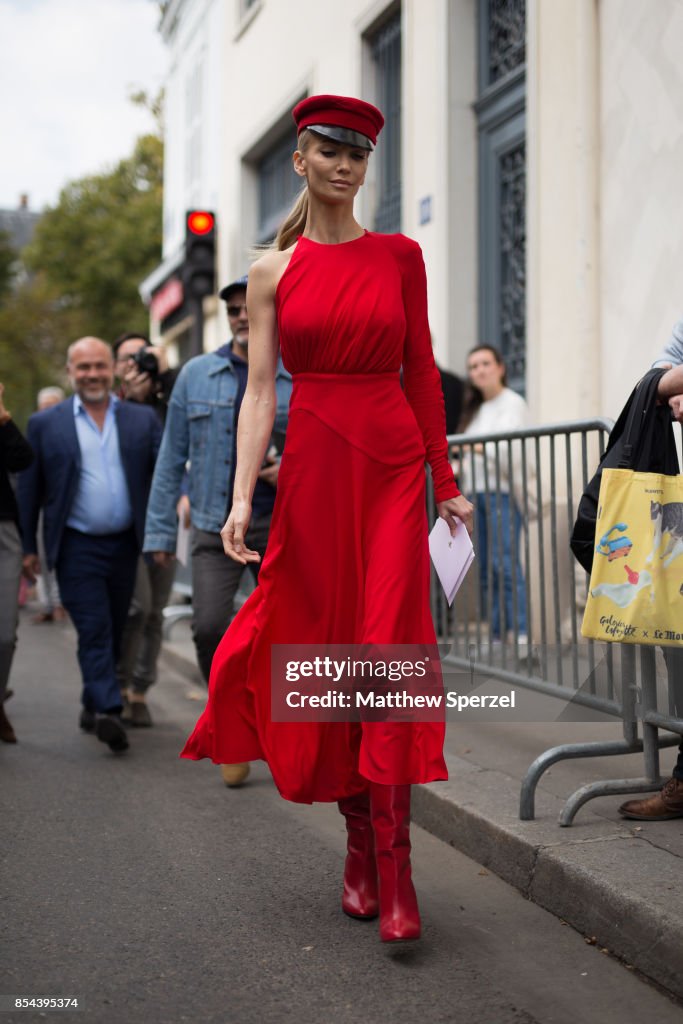 Street Style : Paris Fashion Week Womenswear Spring/Summer 2018 : Day One