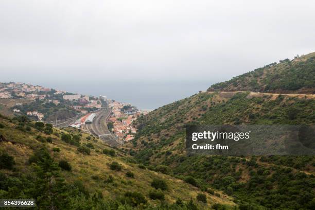 cerbère (pyrenees-orientales, france) - pirenéus orientais imagens e fotografias de stock