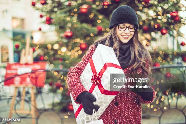 beautiful woman shopping in the city - christmas eyeglasses stock pictures, royalty-free photos & images