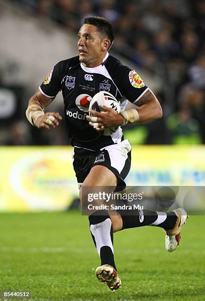 Steve Price of the Warriors runs the ball during the round one NRL match between the Warriors and the Parramatta Eels at Mt Smart Stadium on March...