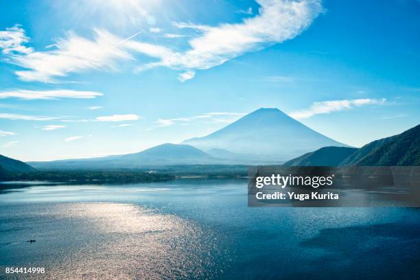 mt. fuji over lake motosu - satoyama scenery stock-fotos und bilder