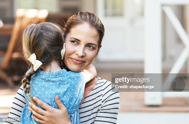 geen plaats meer troostend dan mama's armen - back porch stockfoto's en -beelden