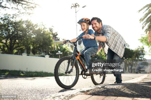 誰よりもお父さんとの乗り方を学ぶより - family moments ストックフォトと画像