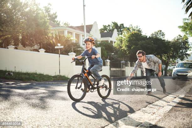 wanneer de zijwielen loskomen - kids on bikes stockfoto's en -beelden