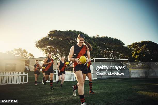 práctica de la pretemporada - women's football fotografías e imágenes de stock