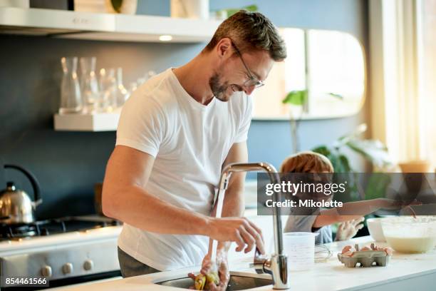 die jungs sind kleben - family at kitchen stock-fotos und bilder