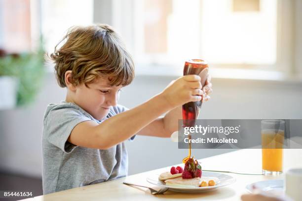 no es un panqueque sin algún jarabe - maple syrup pancakes fotografías e imágenes de stock